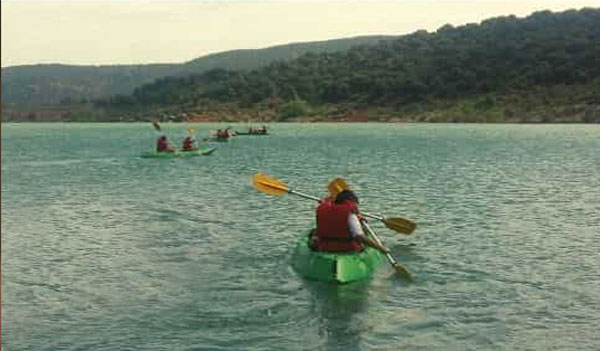 Niños del campamento realizando actividades de Kayak