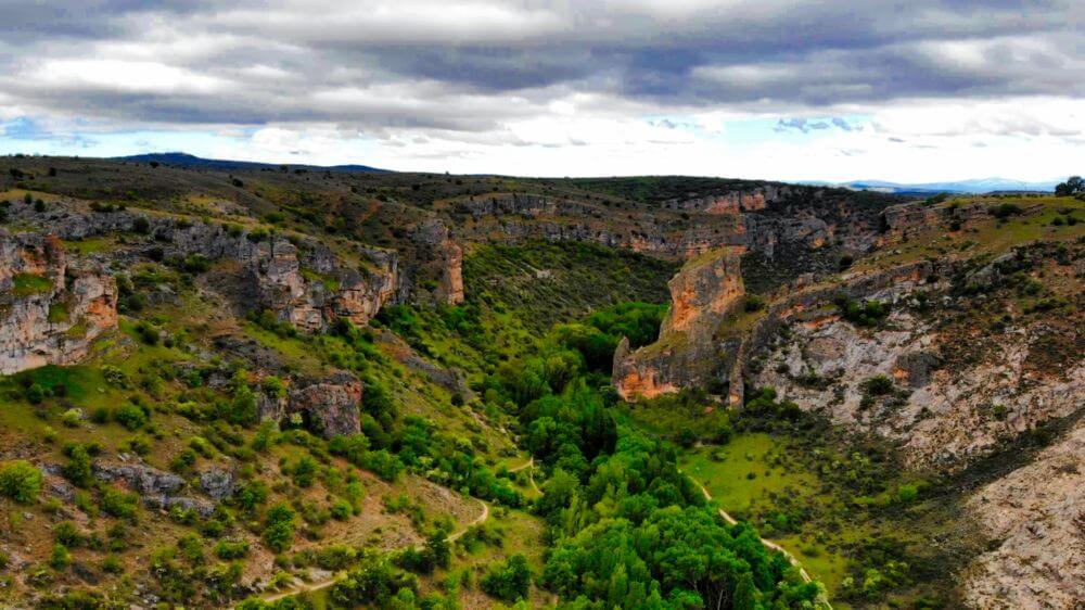 Entorno albergue Barbatona barranco rio dulce