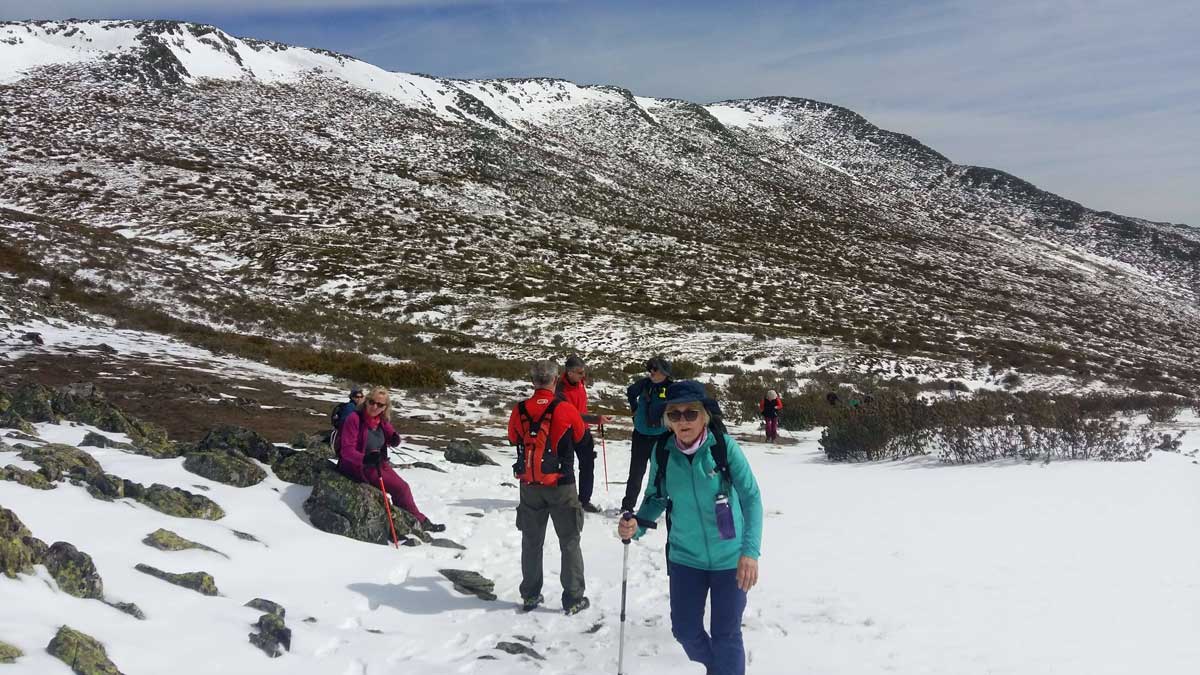 Ecoturismo activo escalando en la nieve en Barbatona