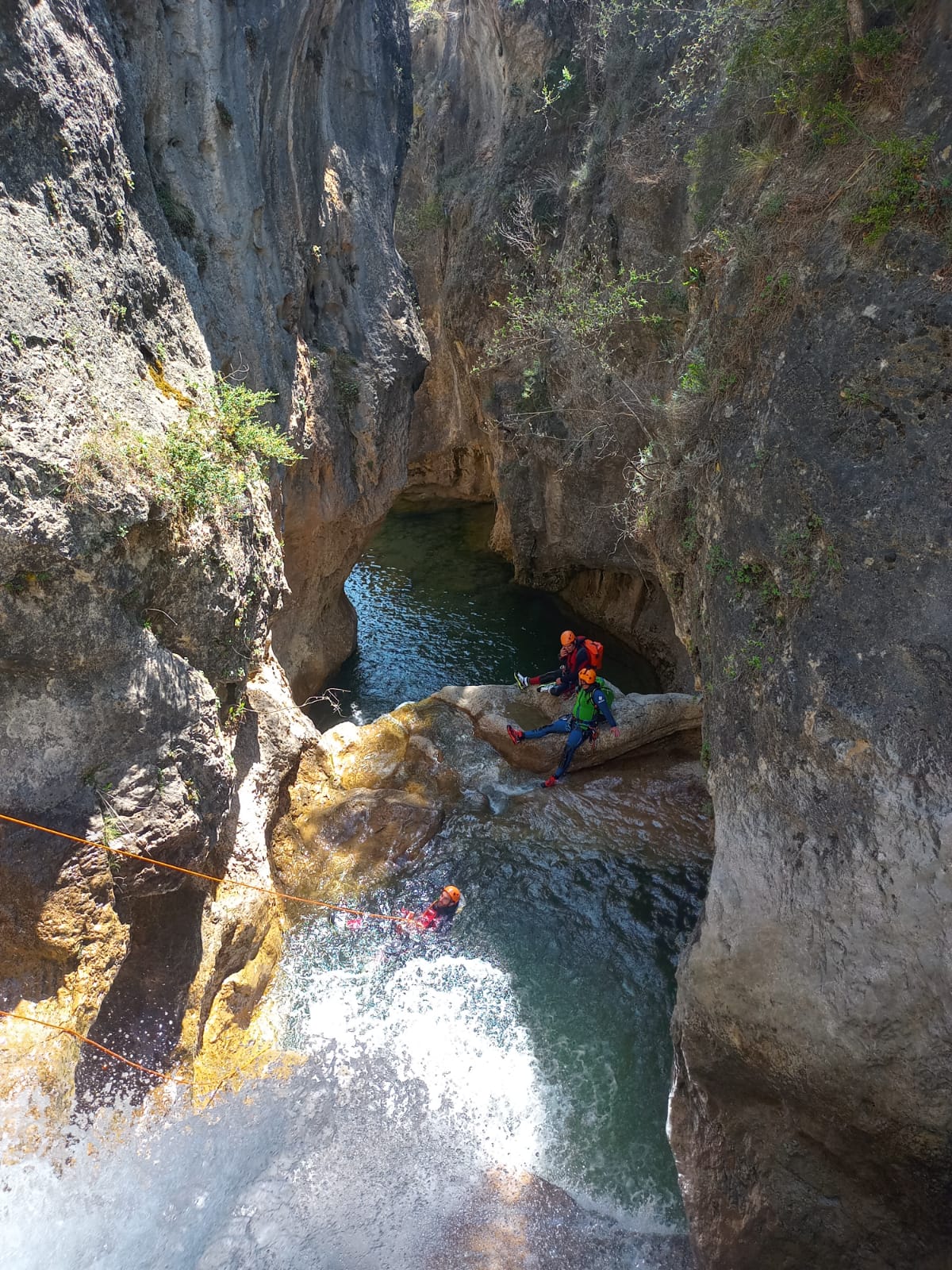 personas practicando en el agua