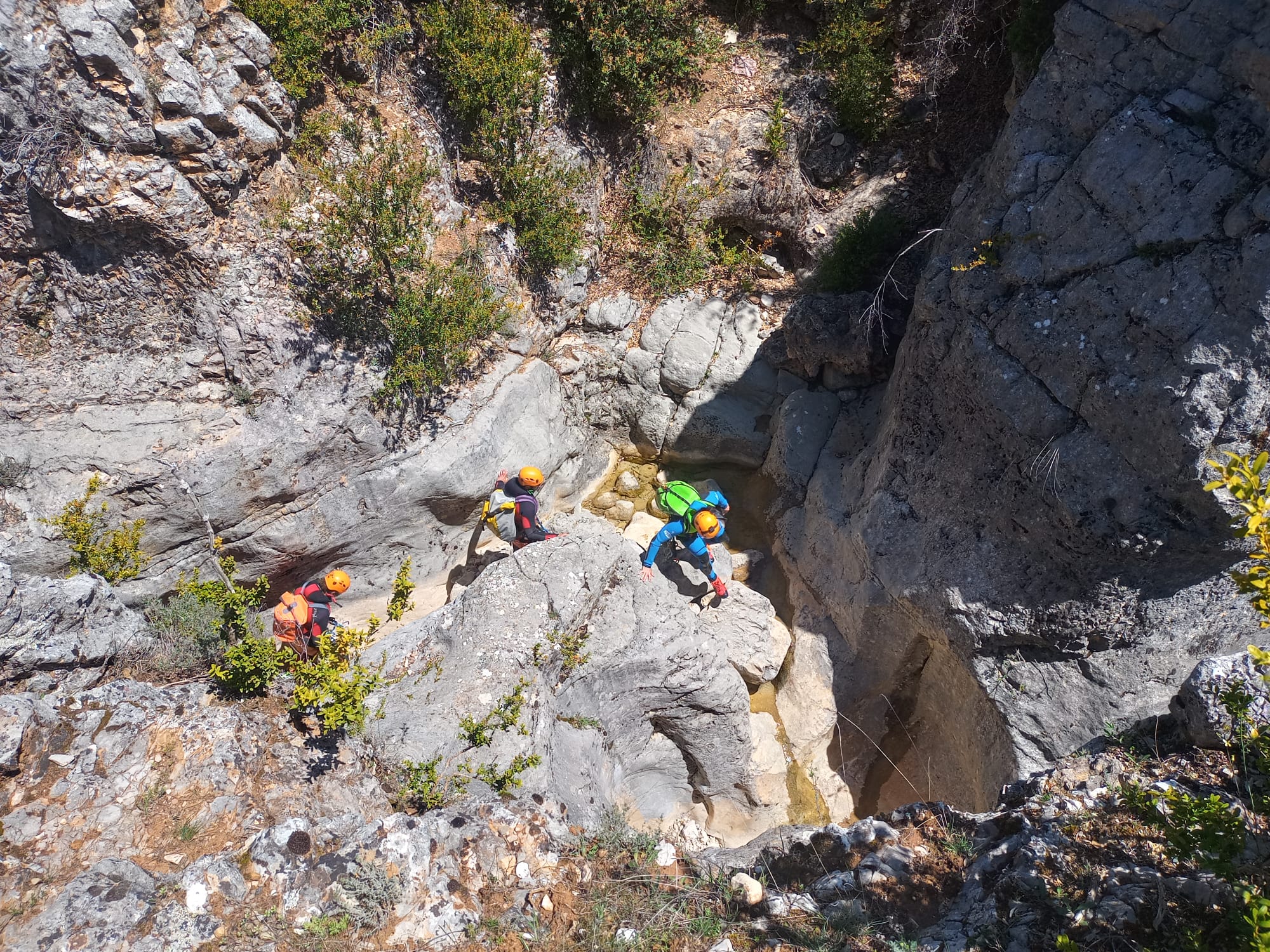 escalada por las rocas en el barranco rio dulce.
