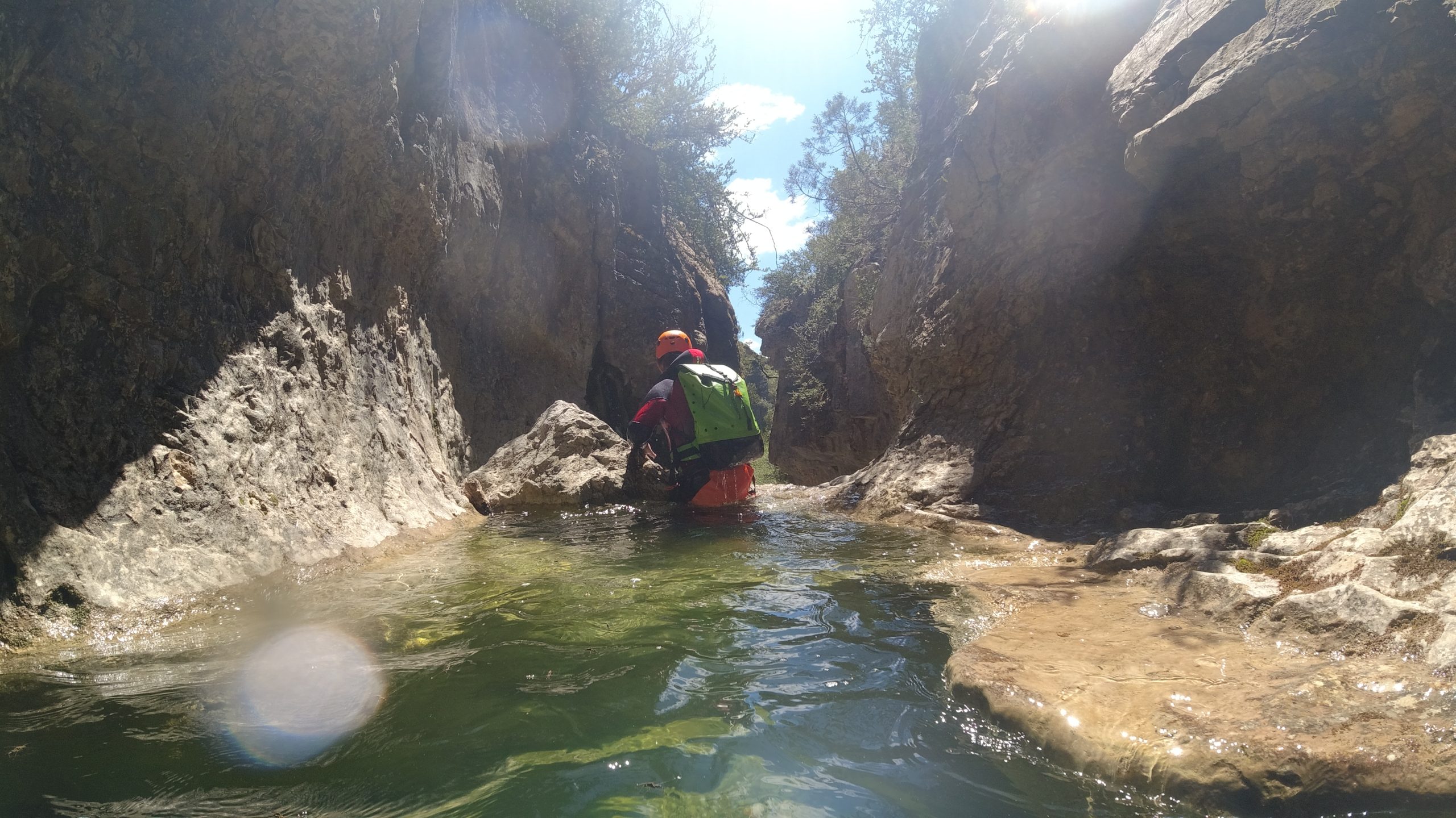 Persona en el agua en practica de barranquismo